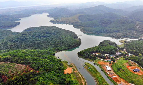 Hồ Đầm Bài, nơi dự trữ nước thô cho Nhà máy xử lý nước sạch sông Đà. Ảnh: Bá Đô.