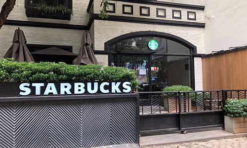 Starbucks Duy Tân - một trong ba cơ sở ngừng hoạt động của đơn vị này sáng 18/10. Ảnh: Anh Tú