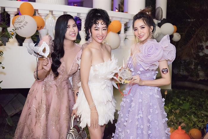 NTK Nhật Phượng đọ dáng cùng hội chị em bạn dì trong ngày Halloween