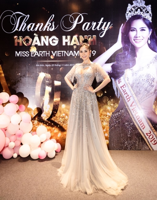 Trở về từ Miss Earth, Hoàng Hạnh diện 3 bộ độ trong buổi tiệc tri ân của mình