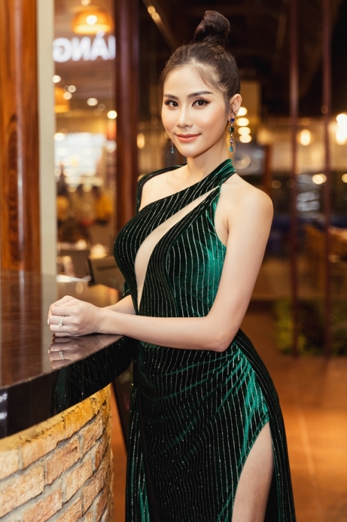 Trở về từ Miss Earth, Hoàng Hạnh diện 3 bộ độ trong buổi tiệc tri ân của mình