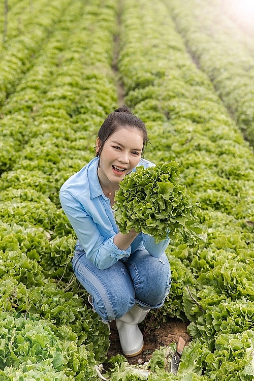 Đi hái rau thôi mà Lý Nhã Kỳ cũng xinh như thế này thì ai làm lại