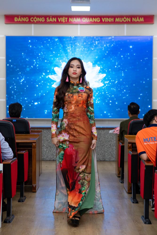 Dàn chân dài đổ bộ Miss HUTECH 2021 với áo dài của NTK Việt Hùng