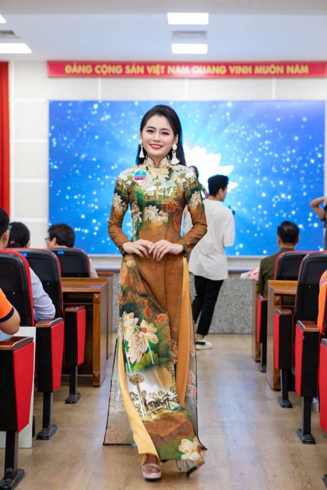 Dàn chân dài đổ bộ Miss HUTECH 2021 với áo dài của NTK Việt Hùng