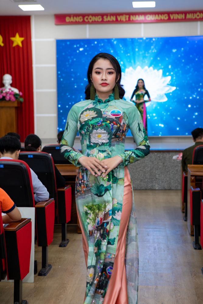 Dàn chân dài đổ bộ Miss HUTECH 2021 với áo dài của NTK Việt Hùng