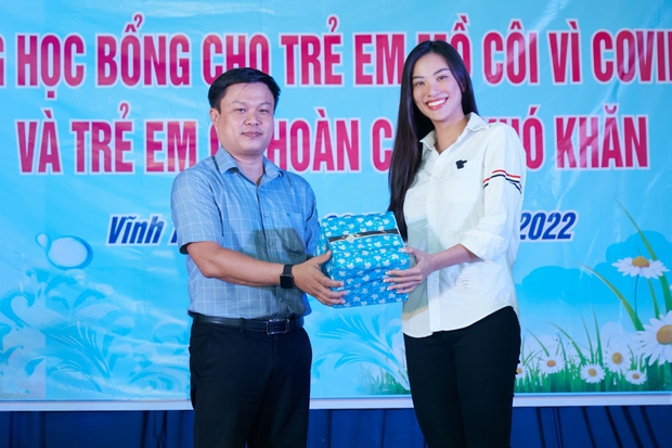 Kim Duyên vẫn miệt mài đi từ thiện dù đang ỡ giữa bão dư luận học vấn